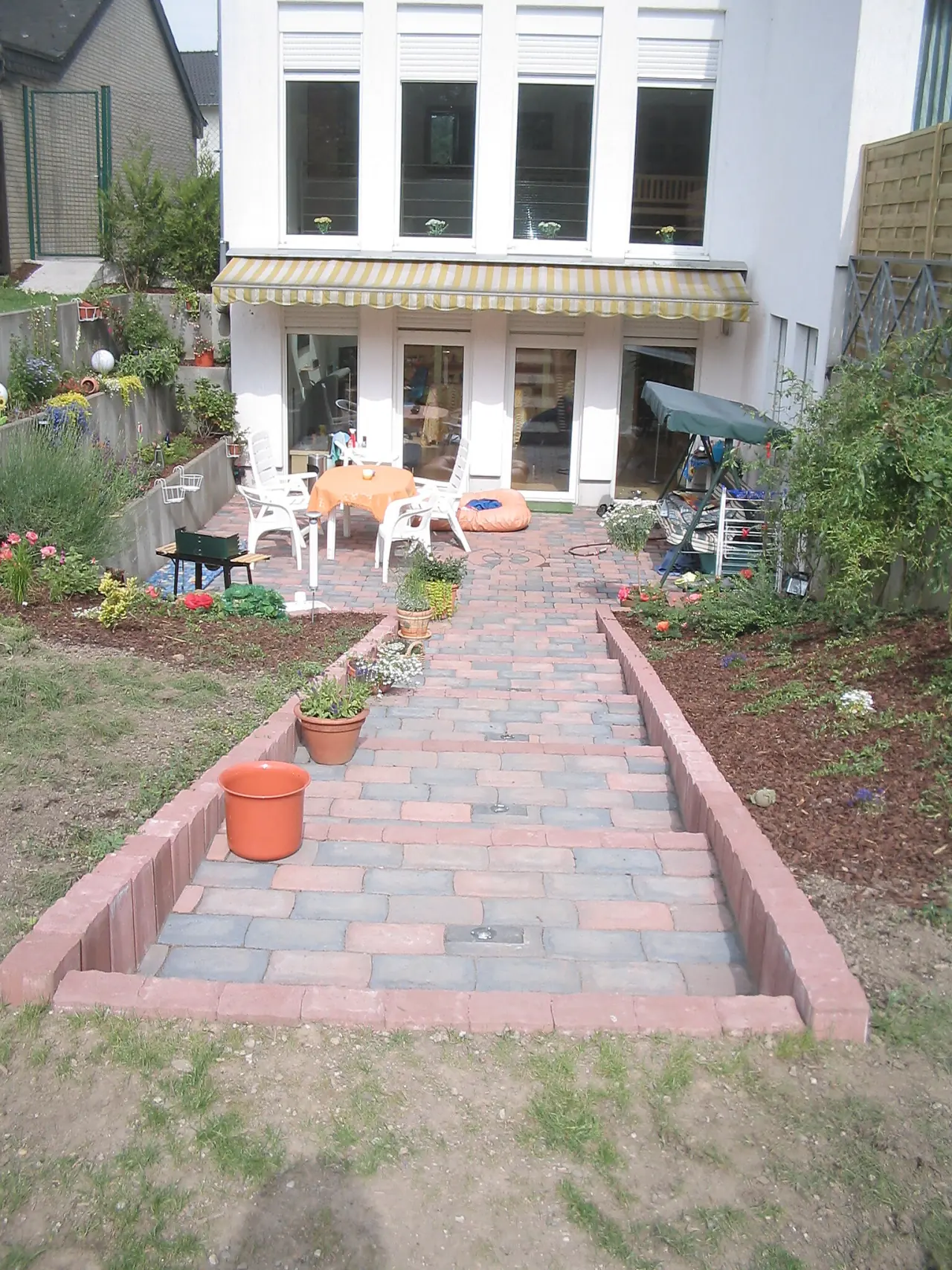Neu gepflasterter Ziegelweg zur Terrasse eines Wohnhauses